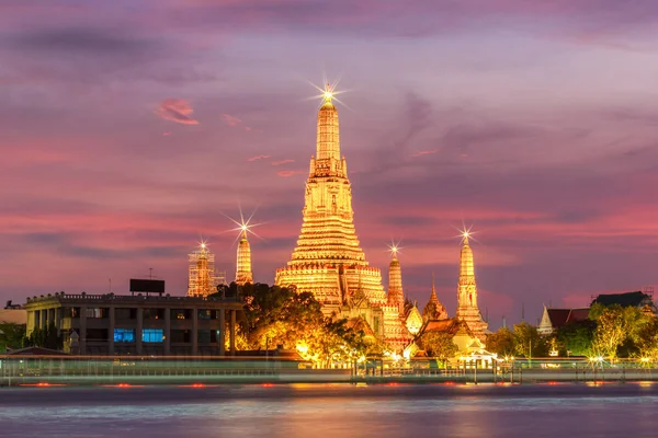Wat Arun vista nocturna Templo en Bangkok, Tailandia — Foto de Stock