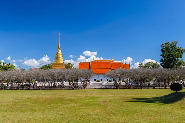 Nan Müzesi çim alan golden pagoda Wat Phra ki Chang Kham, Nan Eyaleti, Tayland önünde parlak gökyüzü — Stok fotoğraf