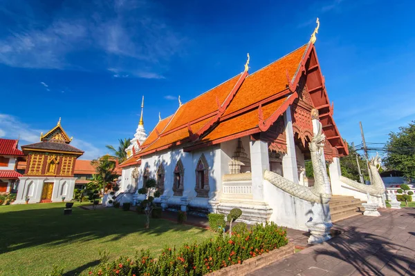 Temple dans le nord de la Thaïlande, la gauche est la bibliothèque des Écritures bouddhistes. Temple bouddhiste de Wat Huakuang, province de Nan, Thaïlande — Photo