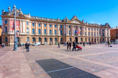 Toulouse, Fransa - 26 Şubat 2017: Capitole de Toulouse, cephe Capitol, Toulouse, Fransa City Hall yürüyen turist