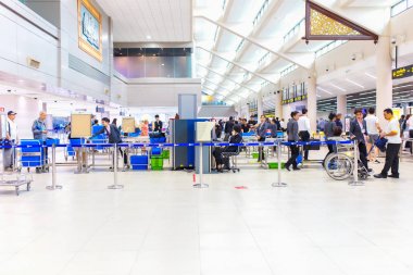 Bangkok - 14 Ocak 2016: Don Mueang Havaalanı güvenlik personeli onay yolcu çanta Don Mueang uluslararası havaalanında üzerinde 14 Ocak 2016 kapısında.