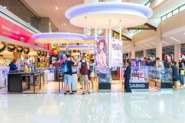 Bangkok-14 Ocak: Don Mueang Uluslararası Havaalanı'nda Kral güç Duty Free Shop, Bangkok 14 Ocak 2016 üzerinde kimliği belirsiz kişiler. Don Mueang Uluslararası Havaalanı Bangkok, Tayland hizmet veren iki Uluslararası Havaalanı biridir