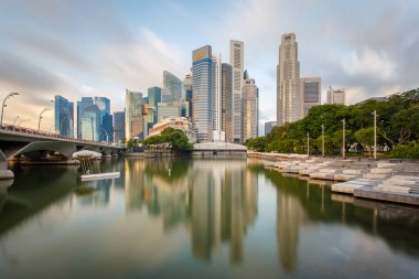İşletme binası ve güneşli günde finans bölgesine Singapur City, Singapur