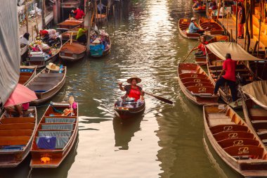 Ratchaburi, Tayland - 20 Mart: 20 Mart 2016 Damnoen Saduak yüzen Pazar yakın Bangkok Tayland, mal satan yerel satıcıları. Damnoen Saduak çok popüler bir turistik 's.