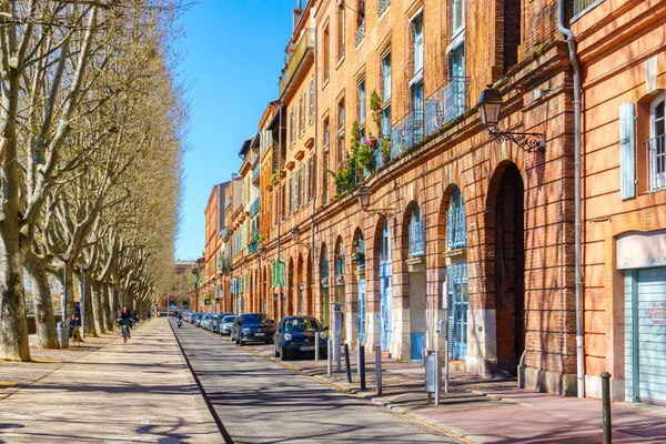 TOULOUSE, FRANCIA - 26 de marzo de 2017 - Vista típica de la calle en el casco antiguo, Toulouse, Francia —  Fotos de Stock