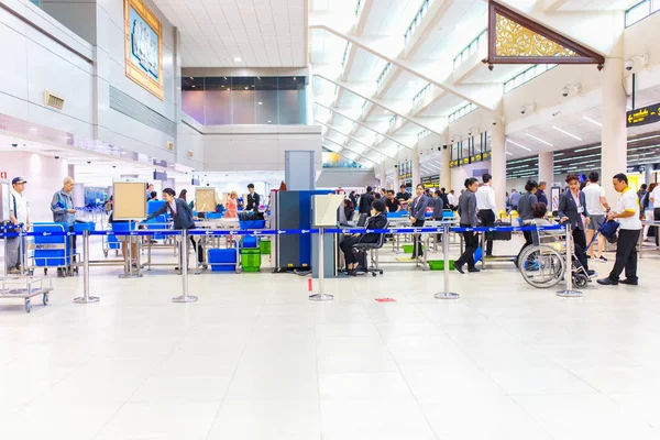 BANGKOK - 14 JANVIER 2016 : Le personnel de sécurité de l'aéroport de Don Mueang enregistre les bagages des passagers à la porte d'embarquement le 14 janvier 2016 à l'aéroport international de Don Mueang . — Photo