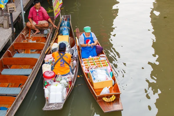 Ratchaburi, Tayland - 20 Mart: 20 Mart 2016 Damnoen Saduak yüzen Pazar yakın Bangkok Tayland, mal satan yerel satıcıları. Damnoen Saduak çok popüler bir turistik 's.