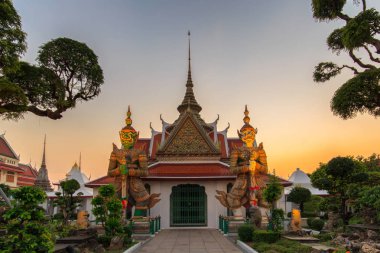 İki heykel dev kiliseler Wat Arun, Bangkok, Tayland, Thailand