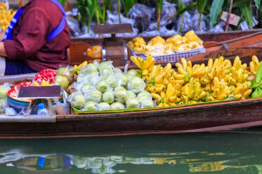 Uzun kuyruk tekne yüzen piyasada Damnoen Saduak yüzen Pazar Ratchaburi yakın Bangkok, Tayland, Thailand, meyve ile