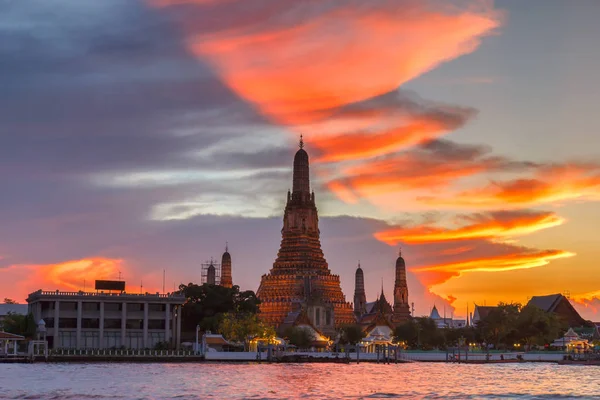 Wat arun op rivier weergave tempel in bangkok, Thailand — Stockfoto