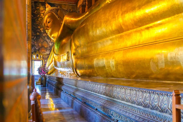 Wat Pho, Bangkok, Tayland, Thailand, Buda uzanmış salonu iç — Stok fotoğraf