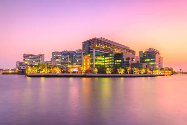 Siriraj Hospital, ett större statligt sjukhus i Bangkok ligger vid floden Chao Phraya — Stockfoto