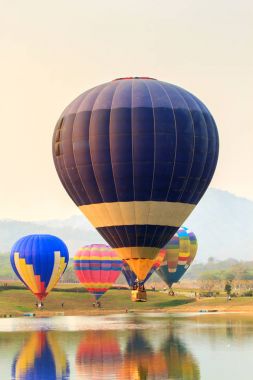 Sıcak hava renk balon üzerinde göl günbatımı zamanı, Chiang Rai Eyaleti, Tayland ile