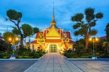 İki heykel dev kiliseler Wat Arun, Bangkok, Tayland, Thailand