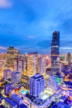 Gece vakti ve gökdelenler midtown Bangkok Bangkok şehir manzarası havadan görünümü