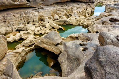 Doğal kumtaşı grup Eroded zaman içinde binlerce yıldır. Ubon Ratchathani, Thailand.
