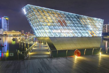 Singapur - 22 Nisan 2017: Louis Vuitton mağaza, Lüks Salonu mimar tarafından Marina Bay, Singapur şehirde bulunan Peter marino tasarlanmış