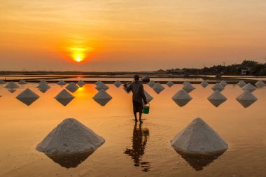 Siluet yaşlı adam tuz çiftçi ilde kıyı Phetchaburi, Thailand