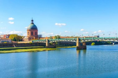 Vew Saint-Pierre köprüsü üzerinde Garonne Nehri ve kubbe de la Grave Toulouse, Fransa