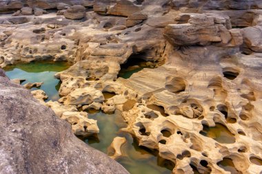 Doğal kumtaşı grup Eroded zaman içinde binlerce yıldır. Ubon Ratchathani, Thailand.