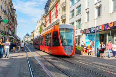 Reims Fransa - 17 Haziran 2017: Reims, Fransa sokaklarında Tramvayda