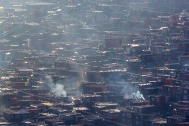Üstten Görünüm Manastırı Larung gar (Budist Akademisi) sıcak ve sisli sabah sürede, Sichuan, Çin