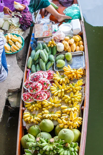 Dlouho ocasem loď s ovocem na plovoucí trh Damnoen Saduak plovoucí trh ve městě Ratchaburi poblíž Bangkok, Thajsko — Stock fotografie