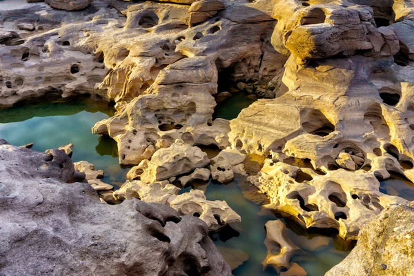 Grupo de arenisca natural Desgastado a través del tiempo durante miles de años. Ubon Ratchathani, Tailandia . —  Fotos de Stock