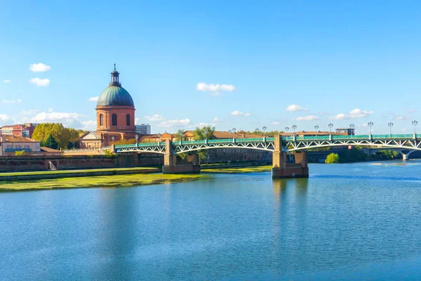 Vew Saint-Pierre köprüsü üzerinde Garonne Nehri ve kubbe de la Grave Toulouse, Fransa