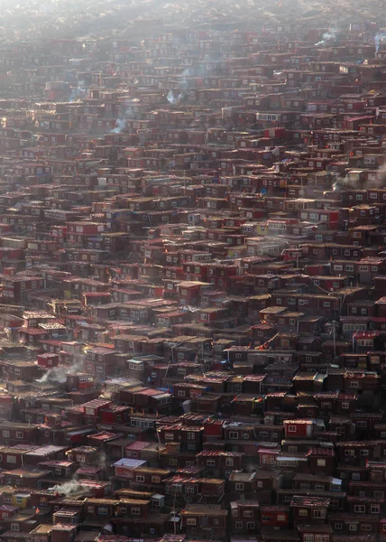 Top view luostari Larung gar (buddhalainen Academy) lämpimässä ja sumuinen aamulla, Sichuan, Kiina — kuvapankkivalokuva