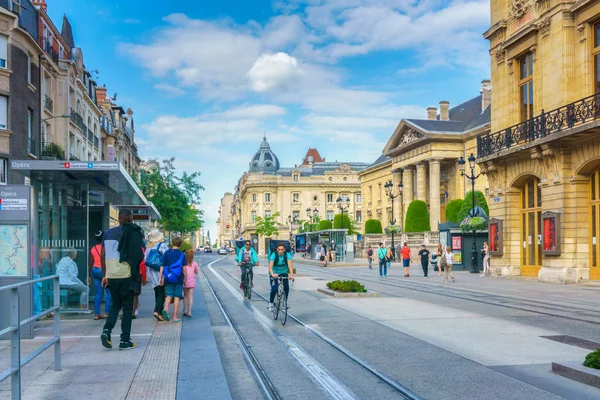 Remeš, Francie - 17. června 2017: Tramvaj na ulicích a architektura Remeše, město v regionu Champagne-Ardenne. — Stock fotografie