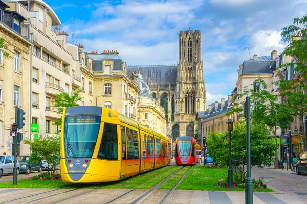 Reims france - 17. Juni 2017: Straßenbahn auf den Straßen und Architektur von Reims, einer Stadt in der Region Champagner-Ardenne. — Stockfoto