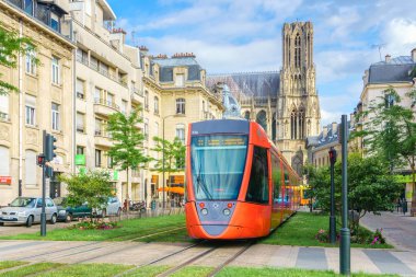 Reims Fransa - 17 Haziran 2017: Tramvayda sokakları ve mimari Reims, Fransa'nın Champagne-Ardenne bölgesindeki bir şehir.