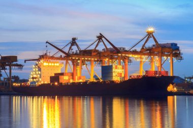 kap kargo yük gemi için lojistik ithalat ihracat geçmiş alacakaranlıkta Tersanesi Köprüsü yükleme çalışma crane ile