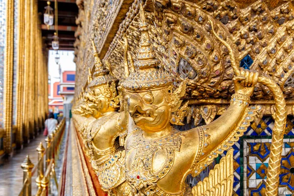 Perspektif Görünümü altın dini heykel (heykel Garuda) wat phra kaew Tapınağı, Bangkok, Tayland. — Stok fotoğraf