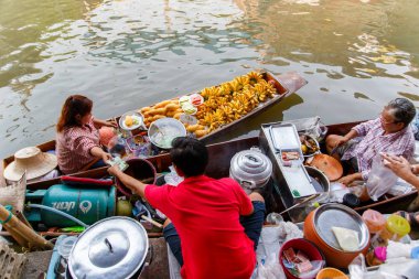Ratchaburi, Tayland - 20 Mart: 20 Mart 2016 Damnoen Saduak yüzen Pazar yakın Bangkok Tayland, mal satan yerel satıcıları. Damnoen Saduak çok popüler bir turistik 's.