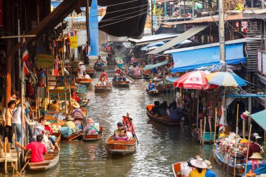 Ratchaburi, Tayland - 20 Mart 2016: Ratchaburi, Tayland Damnoen Saduak yüzen Pazar, tekne ile gelen turist yer.