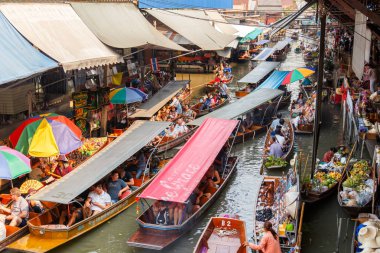 Ratchaburi, Tayland - 20 Mart: 20 Mart 2016 Damnoen Saduak yüzen Pazar yakın Bangkok Tayland, mal satan yerel satıcıları. Damnoen Saduak çok popüler bir turistik 's.