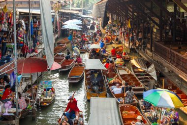 Ratchaburi, Tayland - 20 Mart: 20 Mart 2016 Damnoen Saduak yüzen Pazar yakın Bangkok Tayland, mal satan yerel satıcıları. Damnoen Saduak çok popüler bir turistik 's.