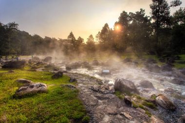 Mineral sıcak su kaplıcaları ve sabah sis arka planda Chae oğlu Milli Park, park, ayrıca mağaralar ve Kaplıcalar, Lampang Eyaleti, Tayland için ev sahipliği yapmaktadır