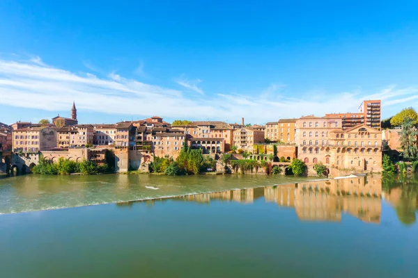 Albi Fransa '. Albi Unesco Dünya Mirası olduğunu. Tarn nehir ve katedral Saint Cecile görünümü.