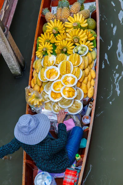 Dlouho ocasem loď s ovocem na plovoucí trh, Ha dlouhá zátoka, Vietnam — Stock fotografie