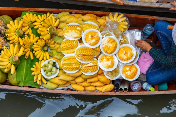Dlouho ocasem loď s ovocem na plovoucí trh Damnoen Saduak plovoucí trh ve městě Ratchaburi poblíž Bangkok, Thajsko — Stock fotografie