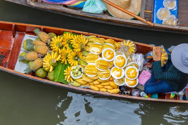 Barco de cola larga con frutas en el mercado flotante, bahía de Ha long, Vietnam —  Fotos de Stock