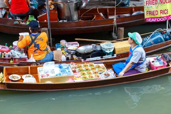 Ratchaburi ,Thailand - March 20 2016 : Food and sea food on trader boats in a Damnoen Saduak floating market in Ratchaburi Province. — Stock Photo, Image