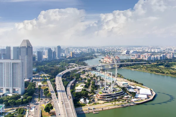 Види хмарочосу будівлі бізнесу та фінансового району в сонячний день в Сінгапур-Сіті — стокове фото