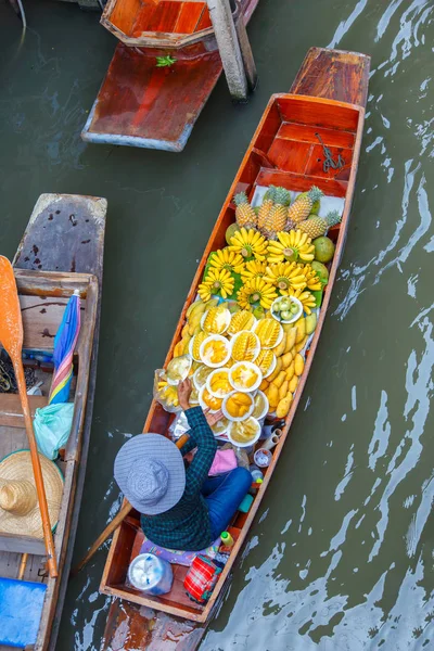 Long-tail boat with fruits on the floating market, Ha long bay, Vietnam — Stock Photo, Image