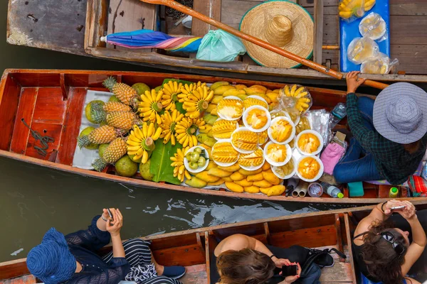 Cestovatel se těší a vzít fotografii s smartphone na dlouhé cestě lodí v Damnoen Saduak plovoucí trh ve městě Ratchaburi poblíž Bangkok, Thajsko — Stock fotografie