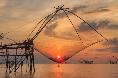 Balıkçılar Tay tarzı balık tuzak Pak Pra Köyü, Net balıkçılık Tayland, Tayland karides balıkçı, Phatthalung, Tayland.