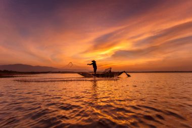Geleneksel balıkçı net balıkçılık Inle Gölü gündoğumu zaman, Myanmar atma silüeti